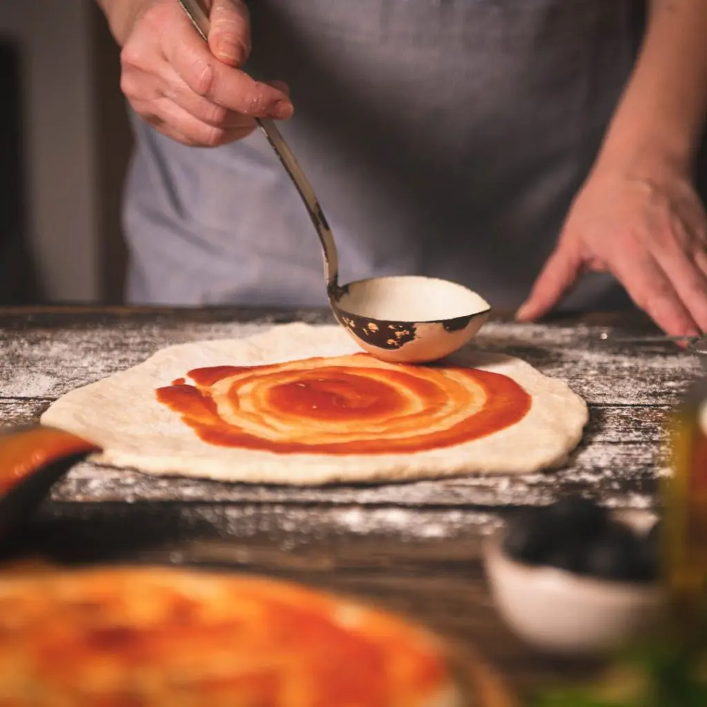 Agence M Com Marseille Capri Pizza Istres Livraison Pizza etape confection garnissage sauce tomate